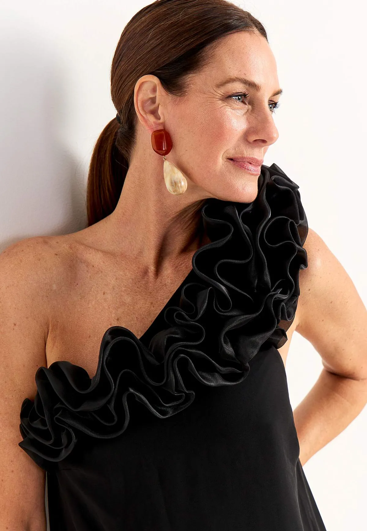 Johanna Toftby x Cellbes Asymmetrisk cocktailklänning med volang Hot