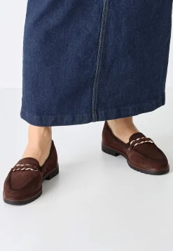 Tamaris Bekväm mockaloafer med kedjedetalj Mörkbrun Online