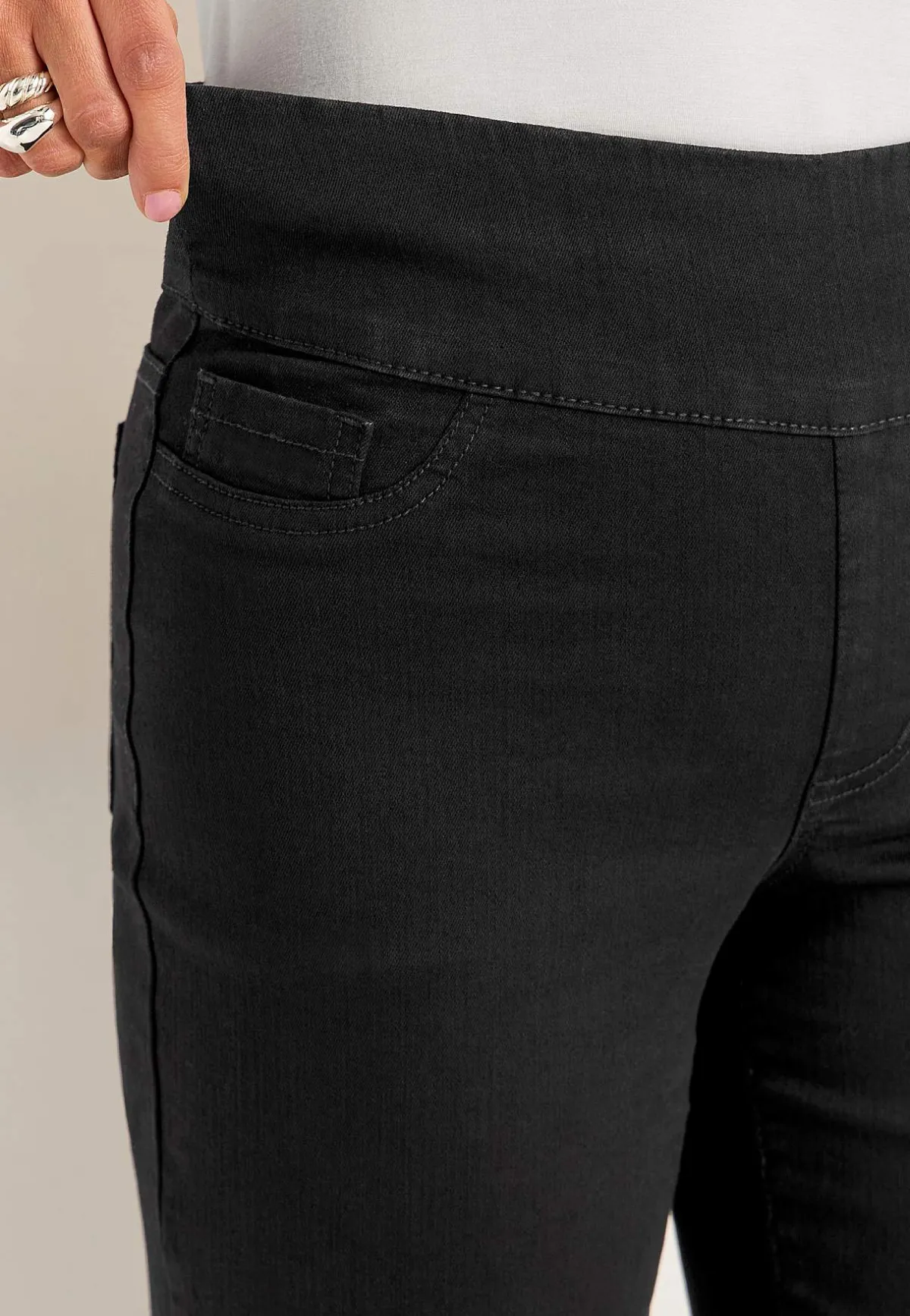 Cellbes of Sweden Jeans med hög resårmidja Elisa Svart denim New