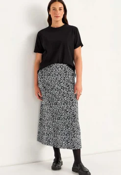 Cellbes of Sweden Utsvängd trikåkjol med fickor New